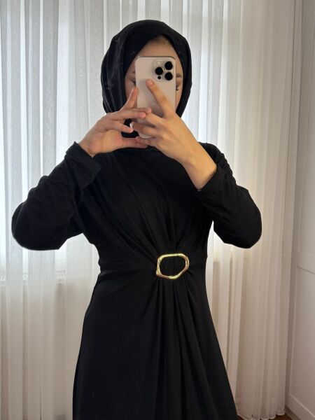 Toka Detaylı Pileli Elbise