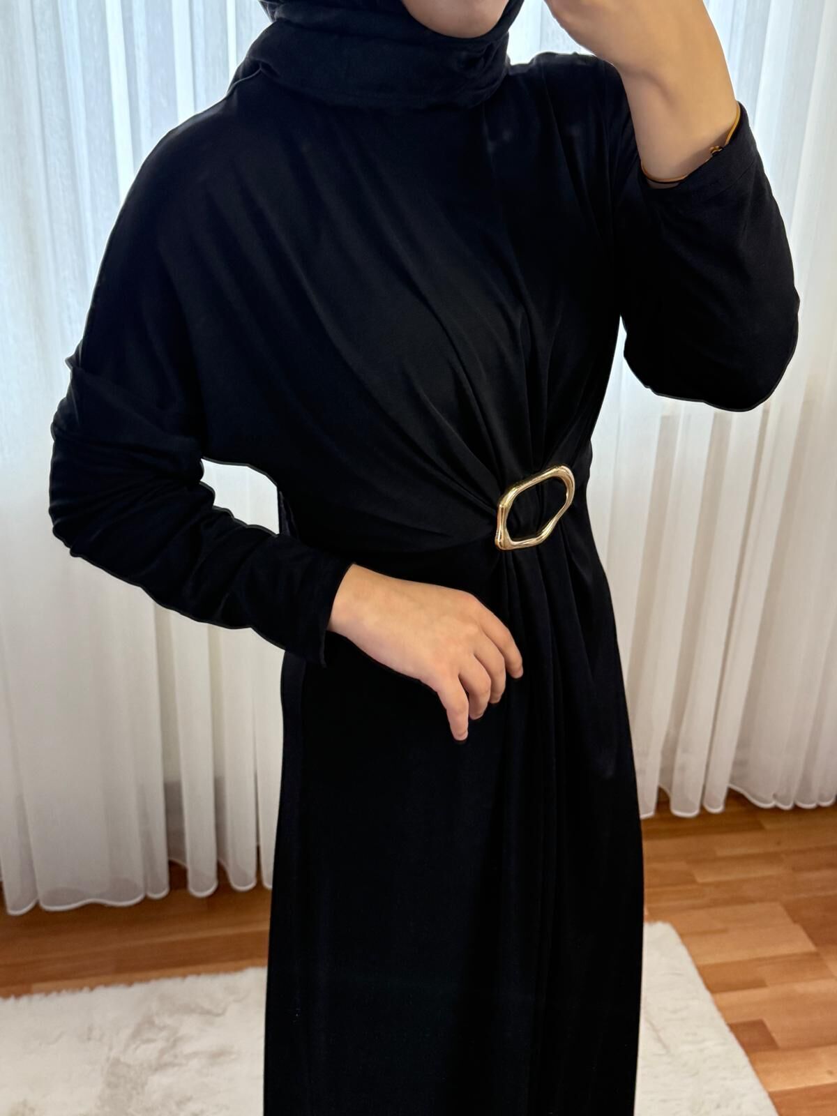 Toka Detaylı Pileli Elbise