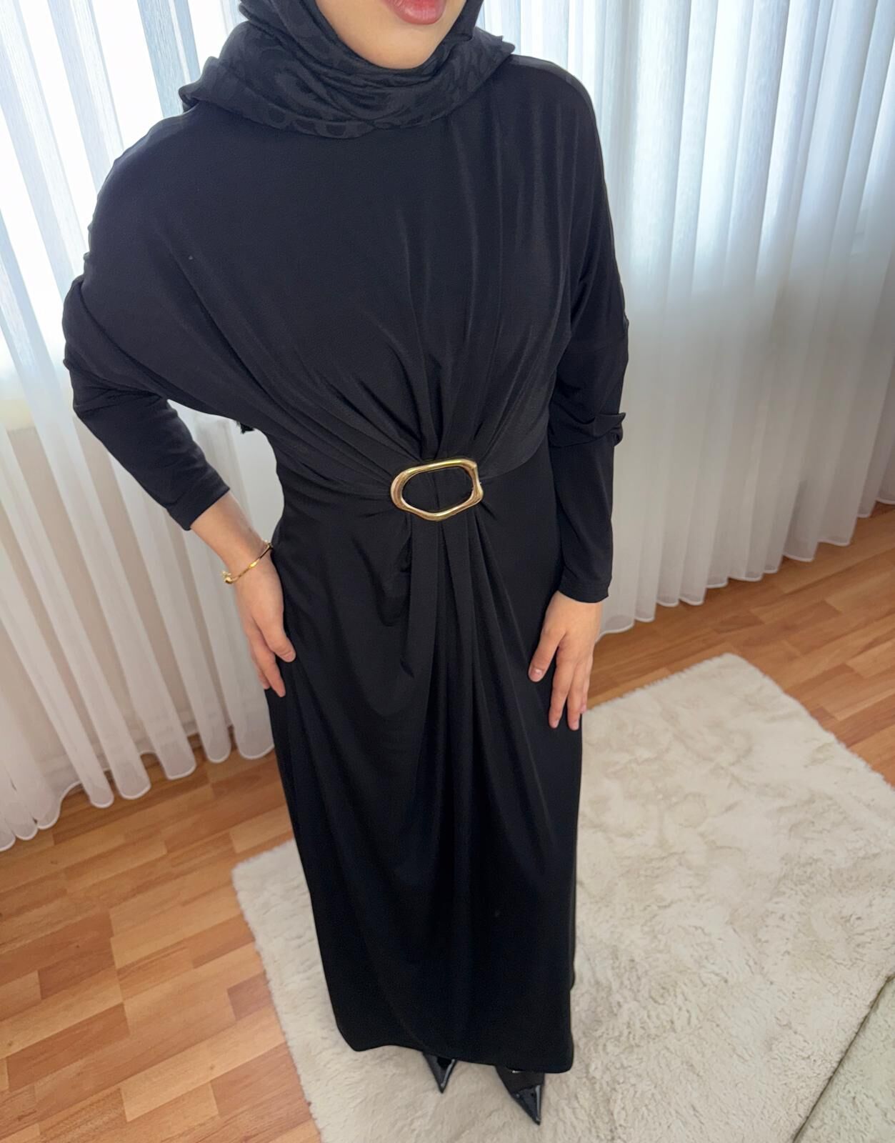 Toka Detaylı Pileli Elbise