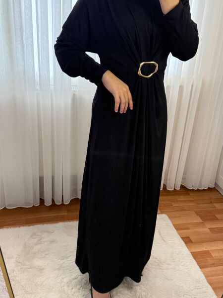 Toka Detaylı Pileli Elbise