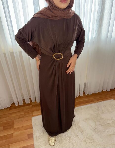 Toka Detaylı Pileli Elbise