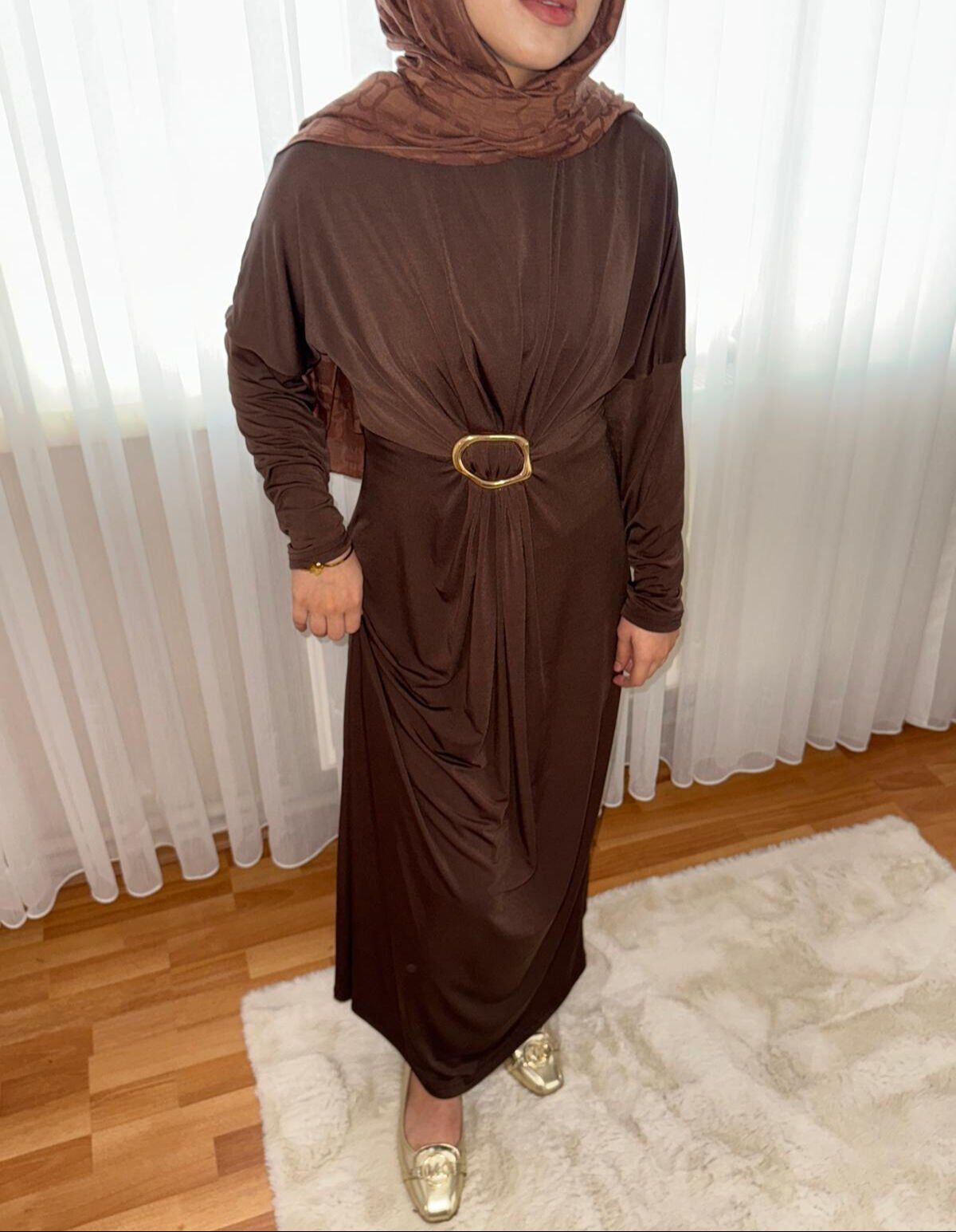 Toka Detaylı Pileli Elbise