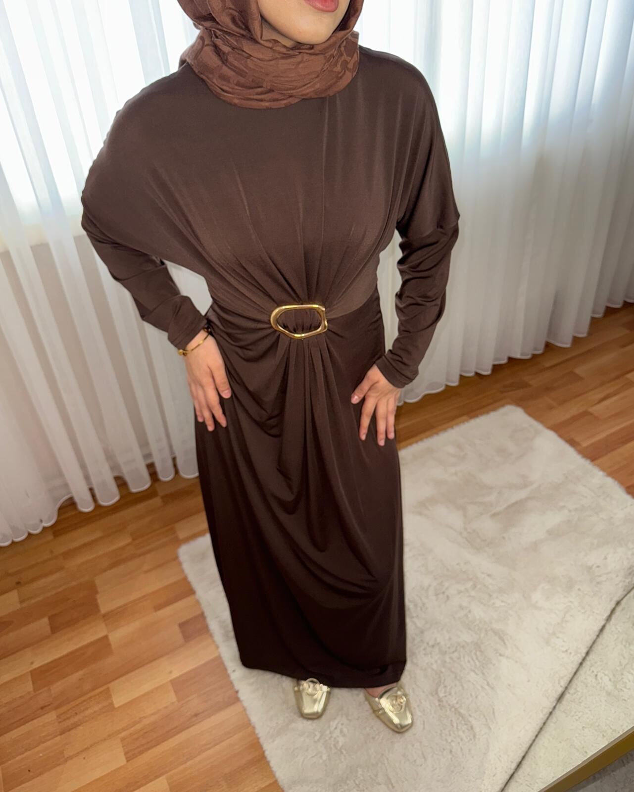 Toka Detaylı Pileli Elbise