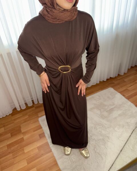 Toka Detaylı Pileli Elbise